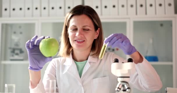 Ilmuwan Positif Memegang Tabung Apel Dan Kaca Segar Dengan Sampel — Stok Video