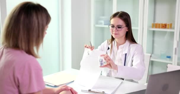 Giovane Medico Famiglia Piano Trattamento Flacone Pillole Paziente Specialista Femminile — Video Stock