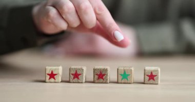 Dişi el, tahtadan küpü öne koyuyor ve yeşil yıldızı da tahta masada oturarak lider ilan ediyor. Bireysellik ve liderlik kavramı yavaş çekim