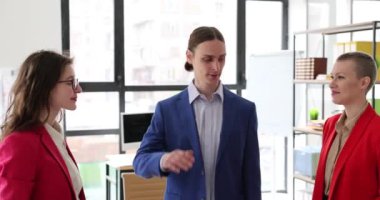 Resmi kıyafetli mutlu meslektaşlar, birlikte çalıştıktan sonra birlikte beşlik çakıyor. Başarı ve kariyer büyüme kavramı yavaş çekim