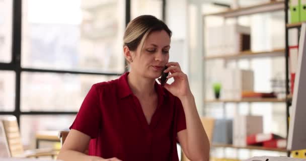 Женщина Работница Кивает Головой Разговаривая Боссом Телефону Сидя Столом Офисе — стоковое видео