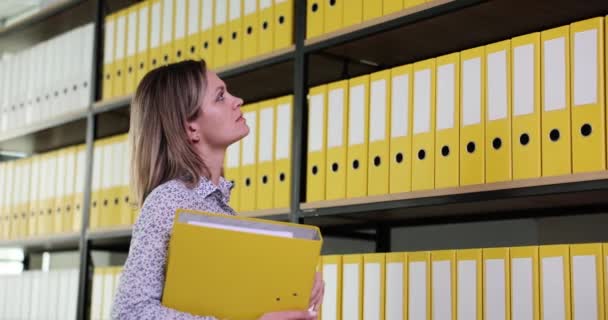 Gerichte Vrouwelijke Accountant Kijkt Naar Ringbanden Voor Nodige Documentenkast Met — Stockvideo