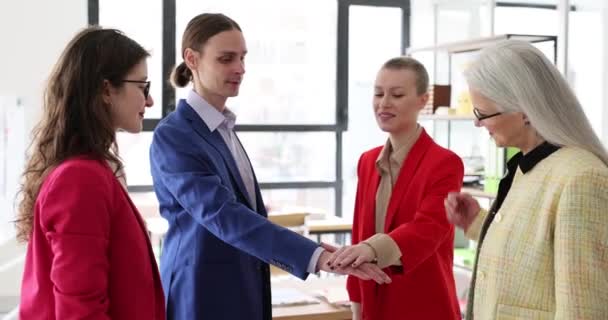 Pozitív Alkalmazottak Váltakozva Egymás Kezét Emelje Fel Állva Modern Premisszában — Stock videók