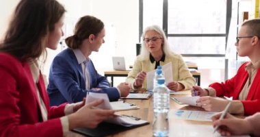 Olgun bir bayan yönetici, şirket öncülüğünde iş arkadaşlarına bilgi verir. Ciddi kadın yöneticiler yeni fikirleri yavaş çekimde çalışanlara açıklar