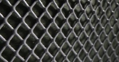 Gri, özel bina ve bölgenin çiti olarak metal örgüyü deldi. Koyu kare şablon ve desen, pürüzsüz tasarım elementi yavaş çekim olarak