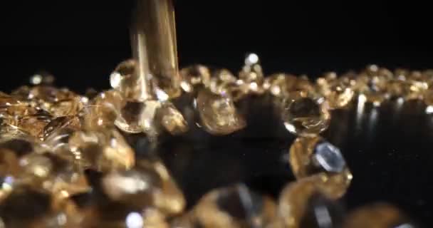 Brillanti Diamanti Cadono Sul Tavolo Nero Lasciando Riflessi Premessa Scura — Video Stock