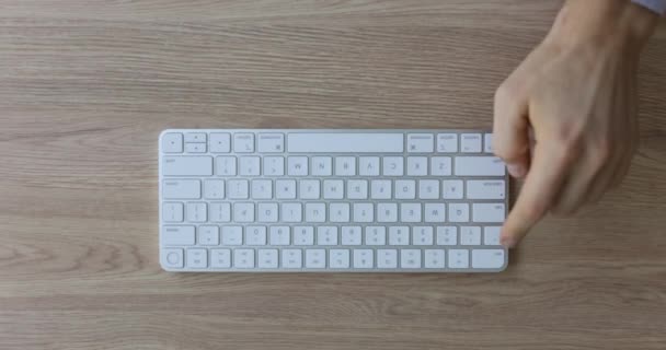 Programcı Ofisteki Ahşap Masada Klavyeden Kaçış Tuşuna Basıyor Bilgisayarda Çalışma — Stok video