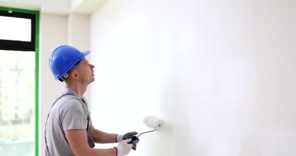 Muž Dělník Maluje Stěnu Bílé Opravně Světlých Plochých Malíř Helmou — Stock video
