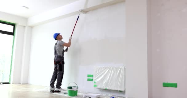 Male Contractor Hardhat Paints Ceiling Beam Light Premise Painter Restores — Stock Video