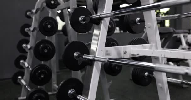 Langhanteln Mit Gewichten Für Sportler Modernen Sportvereinen Ausrüstung Für Sportler — Stockvideo