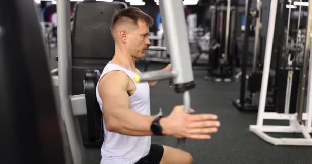 男性使用运动器械来抽吸手臂肌肉 改善身体健康 体格健壮的运动员喜欢在黑暗的体育馆里做剧烈运动 — 图库视频影像