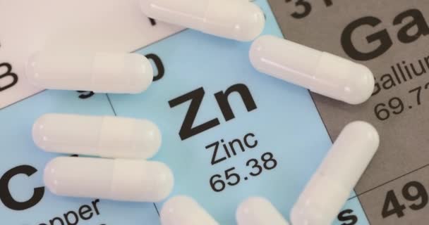 Witte Capsules Van Zink Microelement Liggend Karton Met Chemische Elementen — Stockvideo