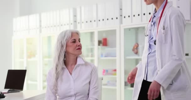 Fürsorgliche Junge Krankenschwester Unterstützt Positive Ältere Patienten Krankenhaus Lächelnde Ärztin — Stockvideo