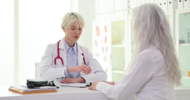 Idosa Visita Médico Recebe Notícias Otimistas Após Exame Médico Terapeuta — Vídeo de Stock