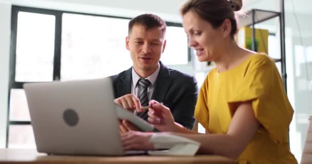 Двоє Найманих Менеджерів Обговорюють Бізнес Проект Розмовляючи Офісі Використовуючи Планшетний — стокове відео