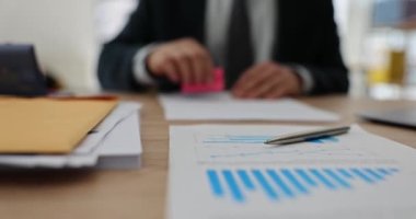 Elinde lastik damga tutan ve istatistiksel kağıtları damgalayan bir iş kadını. İş ve belge kavramı
