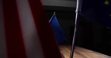 Avrupa Birliği ve Amerika Birleşik Devletleri müzakere masasında Ukrayna bayrağı. Ukrayna müttefikleri ve askeri yardım