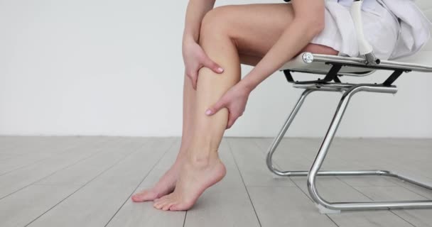 Жінка Тримає Красиву Здорову Довгу Ногу Телячим Масажем Жіночі Телята — стокове відео