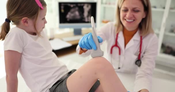 Doctor Traumatoloog Voert Echografie Onderzoek Van Kinder Knie Kliniek Pijn — Stockvideo