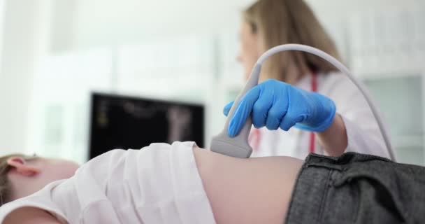 Doktor Dělá Ultrazvuk Břišní Dutiny Pro Dívku Pomocí Skeneru Lékař — Stock video