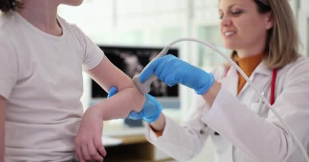 Travmatolog Klinikte Çocuk Dirseklerini Ultrasonla Muayene Ediyor Çocuğun Dirseğinde Zedelenme — Stok video