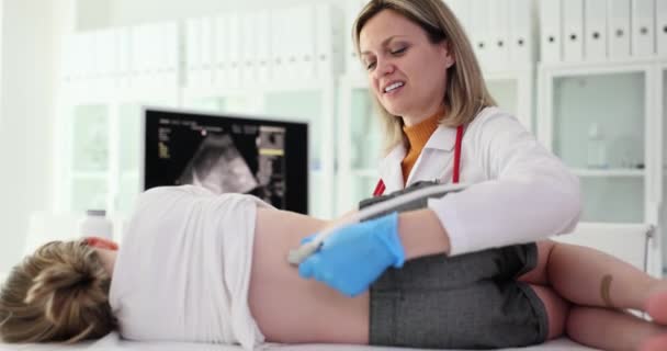 Lékařské Vyšetření Děvčete Pomocí Ultrazvuku Ultrazvuk Operátor Přesouvá Senzor Stranu — Stock video