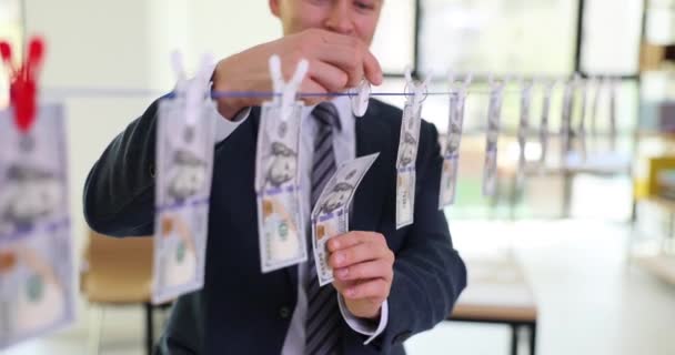 Erkek Eli Tacizci Mandallarla Ipe Bağlamak Için Amerikan Dolarını Çekiyor — Stok video