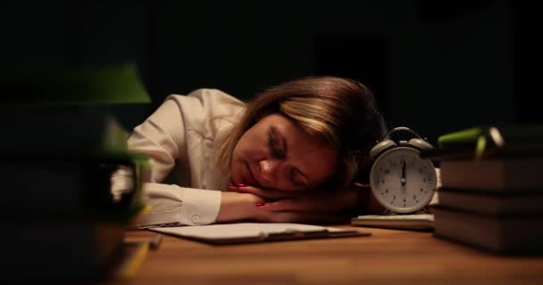 Affärskvinna Sover Vid Bordet Med Väckarklocka Med Dokument Kontoret Sent — Stockvideo