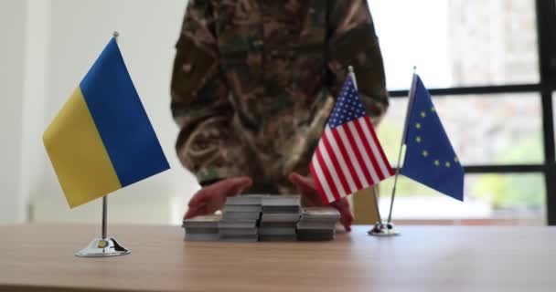 Militar Entrega Mucho Dinero Mesa Negociaciones Ucrania Con Unión Europea — Vídeos de Stock
