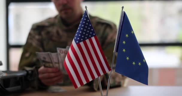 Військові Враховують Багато Грошей Переговорах Європейським Союзом Сполученими Штатами Фінансова — стокове відео