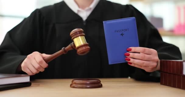 Avel Paşaport Mâinile Judecătorului Conceptul Drept Internațional Privind Dreptul Imigrației — Videoclip de stoc