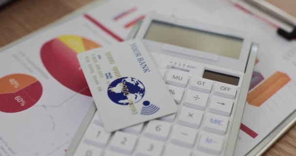 Kreditkarte Auf Dem Dokumentenanalyserechner Analyse Von Bankgeschäften Und Gewinn — Stockvideo