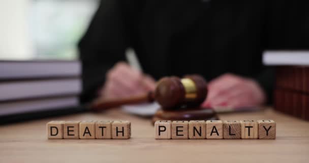 Sana Kuolemanrangaistus Noppaa Tuomareita Oikeussalissa Kuolemanrangaistus Maailmassa — kuvapankkivideo