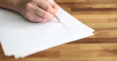 Kadın anketi tükenmez kalemle dolduruyor ve 4K 'lık filmi yavaş çekimde bitiriyor. Okul ve üniversite eğitim testi kavramı 