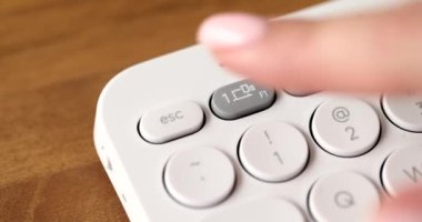 Parmak, klavyede kaçma tuşuna basıyor. Yakın çekim 4K film yavaş çekim. Çalışma çevrimiçi konsepti bitiriliyor 