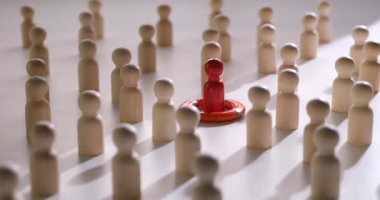 4 bin dolarlık sigorta filmi için kalabalığın arasında şamandıradaki tahta adam figürü. İş kurtarma kavramı