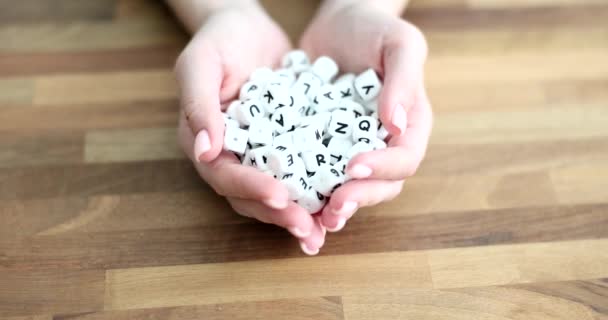 Руки Бросают Много Белых Кубиков Английскими Буквами Стол Крупным Планом — стоковое видео