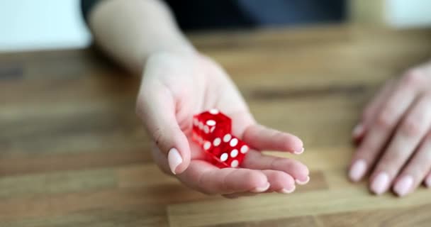 テーブルの上に赤いゲームキューブ握手女性の手は4K映画スローモーションを閉じます ギャンブル中毒と運の概念 — ストック動画