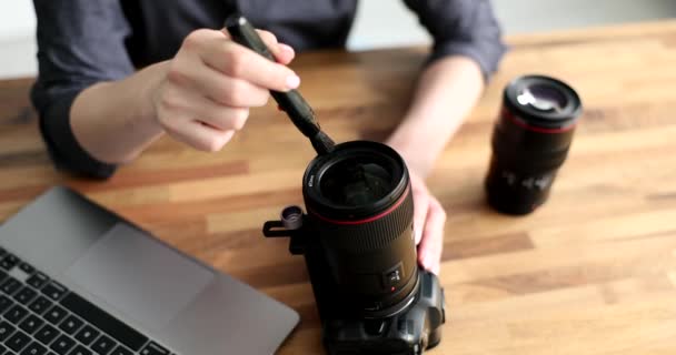 Fotógrafo Lente Câmera Limpeza Com Escova Closeup Filme Câmera Lenta — Vídeo de Stock