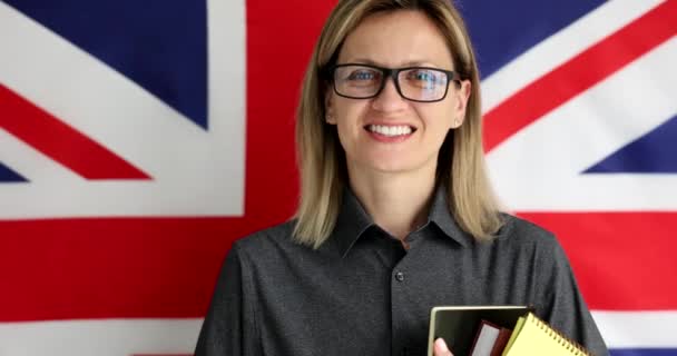 Giovane Donna Sorridente Occhiali Piedi Sullo Sfondo Della Bandiera Britannica — Video Stock