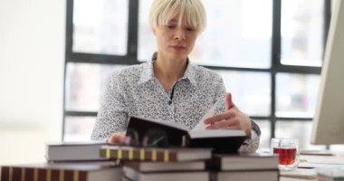 İş kadını ofiste günlüğü ya da kitabı karıştırıyor. Uluslararası hukuk eğitimi.