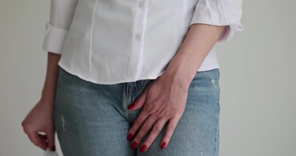 Frau Zeigt Geschlechtskrankheiten Und Hält Genitalien Sexuell Übertragbare Krankheiten Durch — Stockvideo
