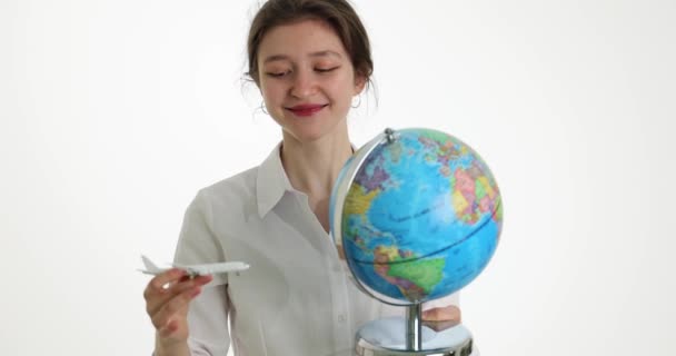 Reisethema Frau Mit Flugzeug Und Globus Auswahl Von Flugtickets Und — Stockvideo