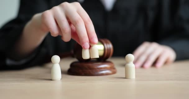 Yargıç Tokmak Çocuklu Aile Figürleri Arasında Boşanma Sırasında Çocuklar Hakkında — Stok video