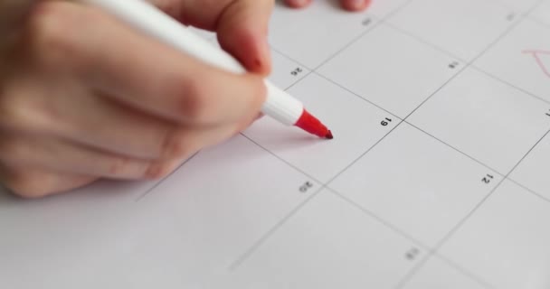 Rode Hartvorm Voor Datum Dagen Kalender Vrouw Markeert Een Belangrijke — Stockvideo