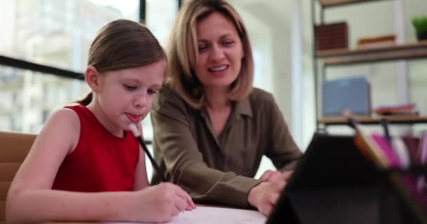 Die Junge Mutter Macht Mit Ihrer Tochter Hause Hausaufgaben Wiederholungstäterin — Stockvideo