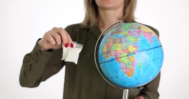 Жінка Тримає Наркотичний Порошок Глобус Маршрути Торгівлі Наркотиками Світової Торгівлі — стокове відео