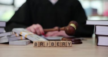 Mahkemede bir yargıç tarafından verilen rüşvet parası. Ekonomik faaliyet alanında suç işleme