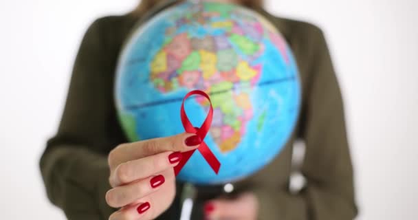 Kobieta Trzyma Globus Czerwoną Wstążką Uświadamiającą Hiv Czerwona Wstążka Jest — Wideo stockowe