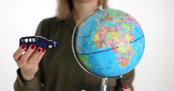 Reizende Auto Vrouw Met Speelgoed Auto Model Met Wereldbol Autoverhuur — Stockvideo